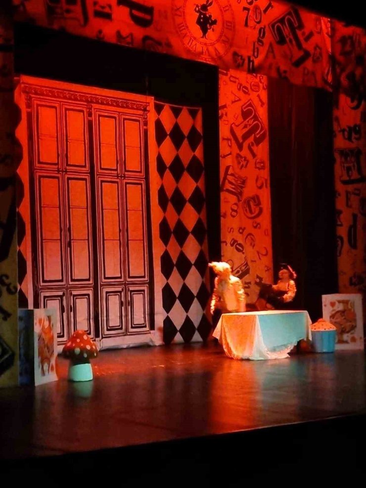 ‘Alice Müzikali’ Maltepe’de sahnelendi