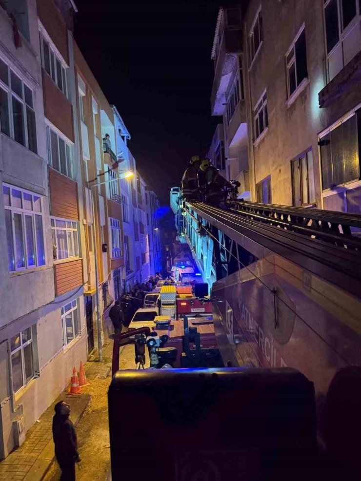 Bandırma’da yangın faciası: 1 kişi hayatını kaybetti , 1 itfaiye eri yaralandı