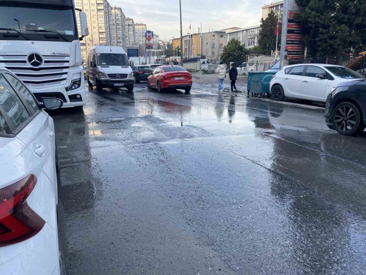 Bahçelievler’de kanalizasyon taştı, etrafı pis koku sardı