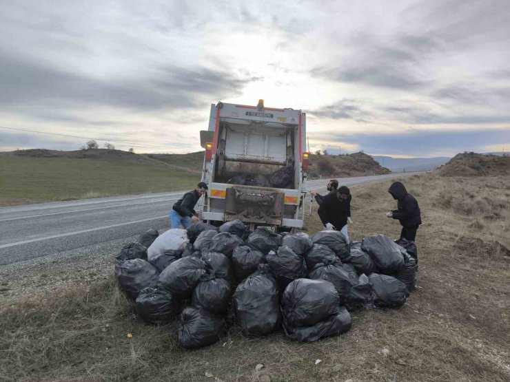Kozluk’ta bir haftada ana yol kenarından 20 ton çöp temizlendi