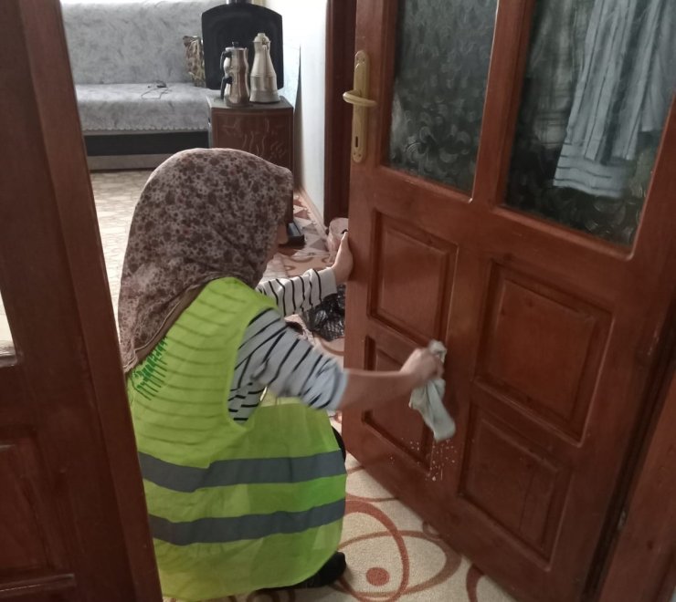 Demirci’de yaşlı ve ihtiyaç sahibi vatandaşların evleri temizleniyor