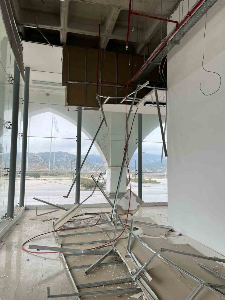 Bilecik Şehirlerarası Otobüs Terminali’nin alçı tavanı kısmen çöktü