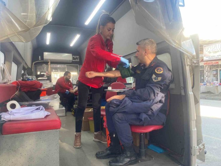 Jandarmadan Kızılay’a kan bağışı