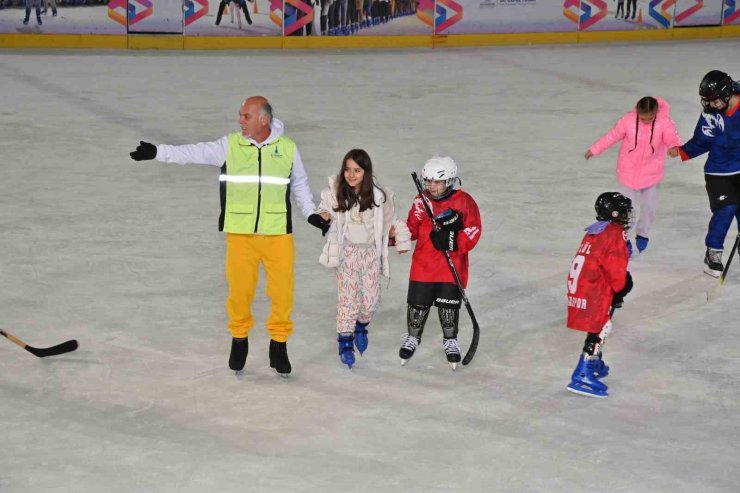 Büyükşehirden Manisalı çocuklara buz pateni keyfi