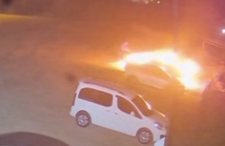 Motosikletli aracı böyle yaktı, o anlar güvenlik kamerasına yansıdı