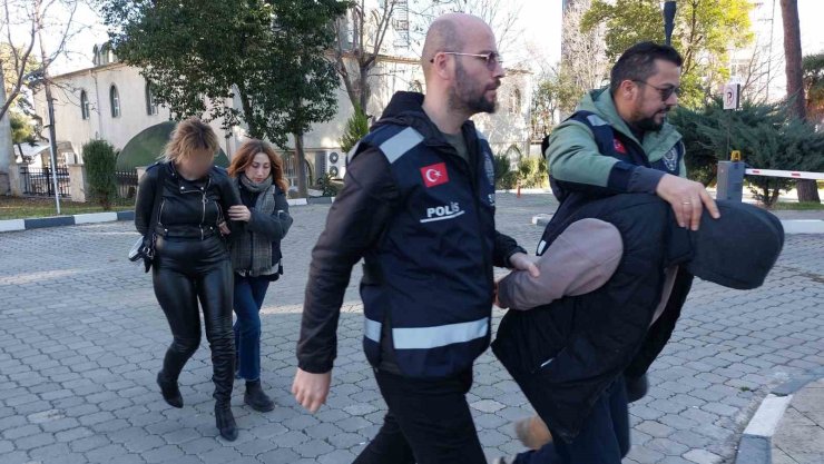 Hurda araçların ruhsatlarını çaldılar