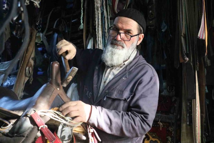 Son saraç ustası, artık dizi setleri için üretim yapıyor