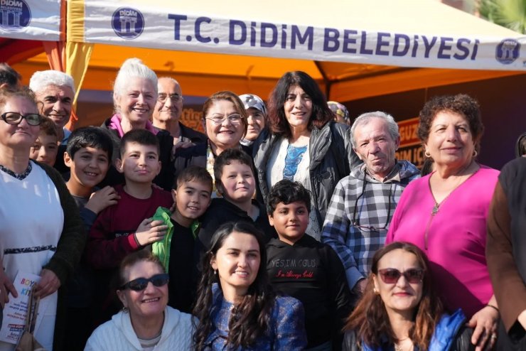 Başkan Gençay, vatandaşları dinliyor