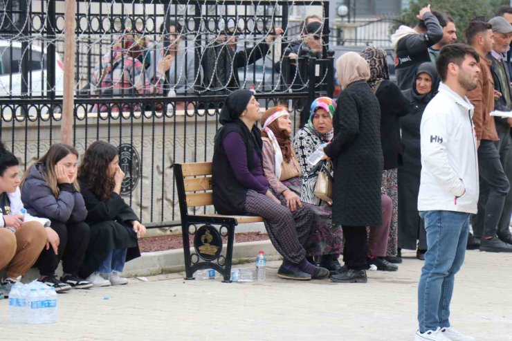 Denizli’de işçi servisi kazasında hayatını kaybedenlerin acılı aileleri adli tıp önünde cenazeleri almayı bekliyor