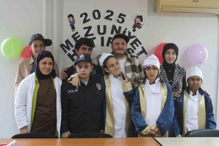 Hayallerindeki mesleklerle ilgili kıyafetler giyip diplomayı meslek sahiplerinden aldılar