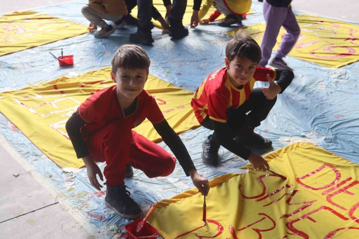 Göztepeli çocuklar, Alanyaspor maçının pankartlarını yaptı