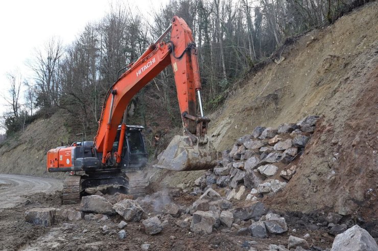 Heyelan sonrası yol güvenliği için yoğun çalışmalar sürüyor