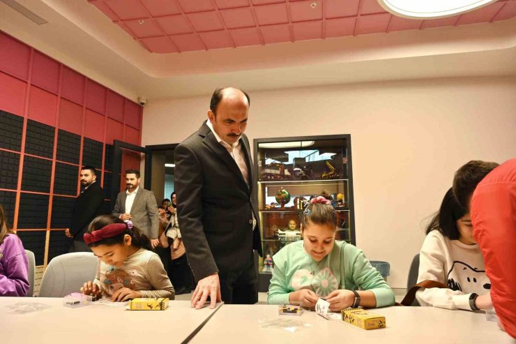 Başkan Altay tatilini Bilim Merkezinde değerlendiren çocuklarla buluştu