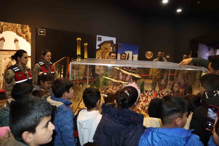 Malazgirt’te jandarmadan öğrencilere yönelik tarih ve kültür gezisi