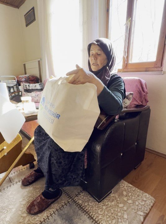 Kaybettiği çantanın yenisini alıp yüzünde tebessüm oluşturdular
