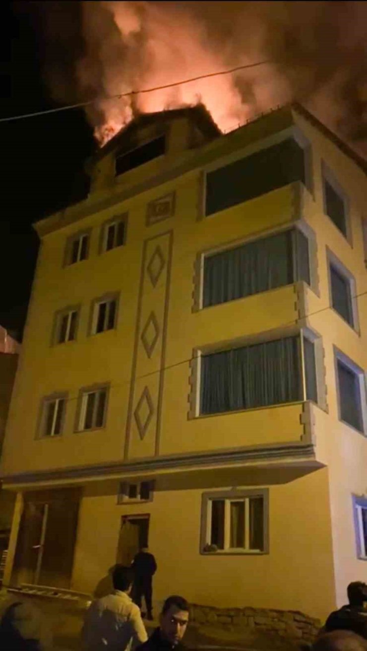Sivas’ta çatı da çıkan yangın paniğe neden oldu