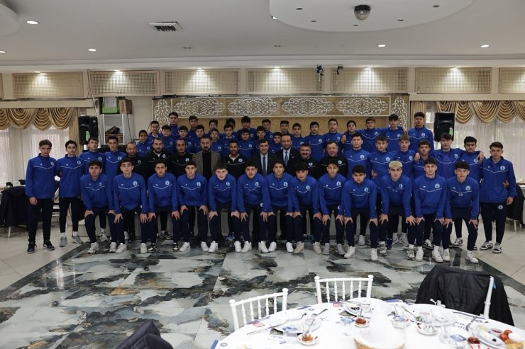 Başkan Eyüp Kahveci, Belediye Kütahyaspor altyapı takımıyla bir araya geldi