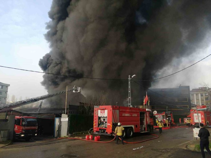 Çekmeköy’de lastik deposunda yangın çıktı