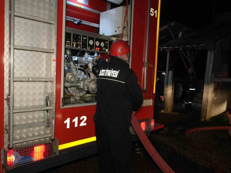 Düzce’de 2 katlı binada yangın çıktı