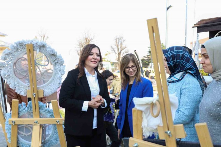Kadınların el emekleri sergilendi