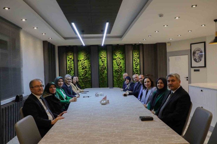 Emekli olan il müdürlerine veda yemeği