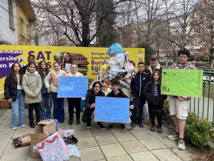 Kar yağmayınca atıklardan ‘Çöp Adam’ yaptılar