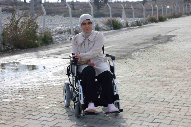 36 saat enkaz altında kalarak yaşama tutunan Türkan’ın hayatı hediye edilen tekerlekli sandalyeyle kolaylaştı