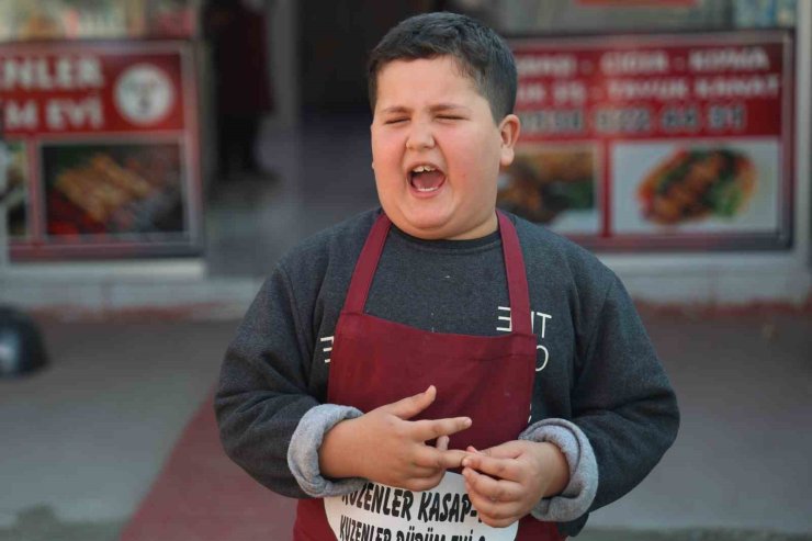 9 yaşındaki Adem, kendine has ‘Kebaba gel, ciğere gel’ değişiyle ilgi odağı oldu