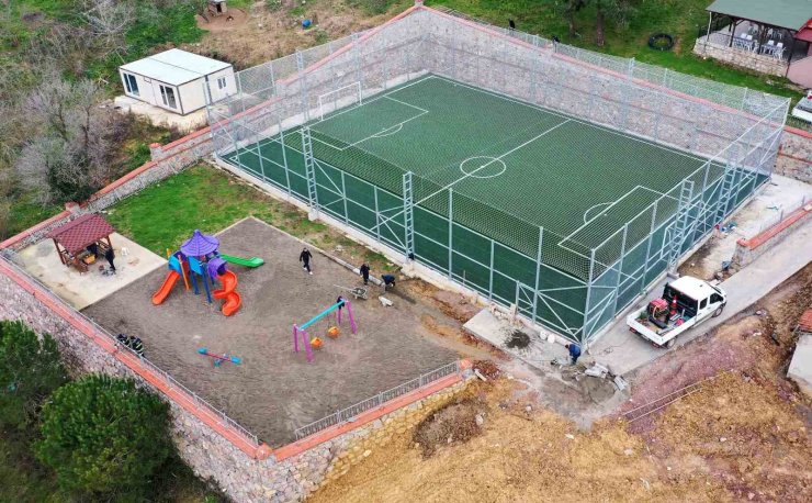 Eşme Ahmediye halı sahası tamamlandı