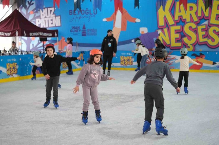 Beyoğlu’nda öğrenciler yarıyıl tatilinin tadını buz pistinde kayarak çıkardı