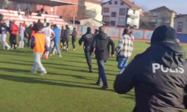 Bartın’da maçın bitiş düdüğüyle saha karıştı