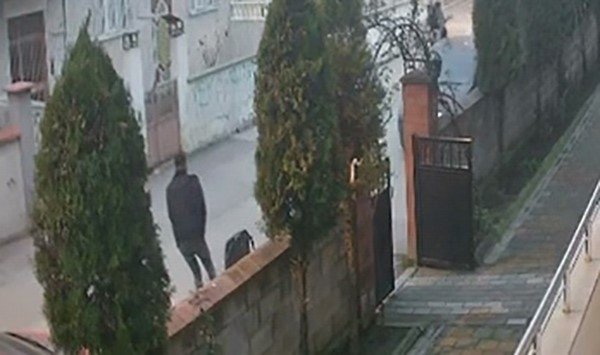 Kızların yanından geçerken ateş açan magandayı çöp atmak için evinden çıkan jandarma yakaladı