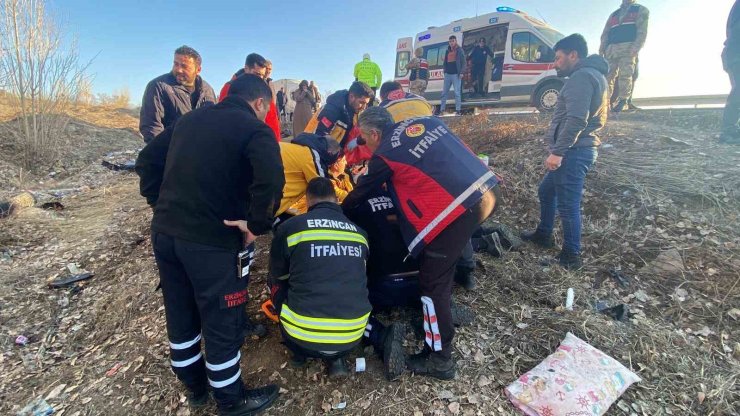 Erzincan’da otomobil şarampole devrildi: 4 yaralı