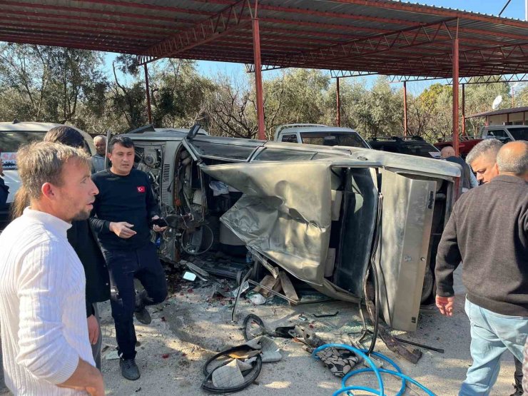 Mersin’de takla atan otomobil yol kenarındaki araçlara çarptı: 2 yaralı