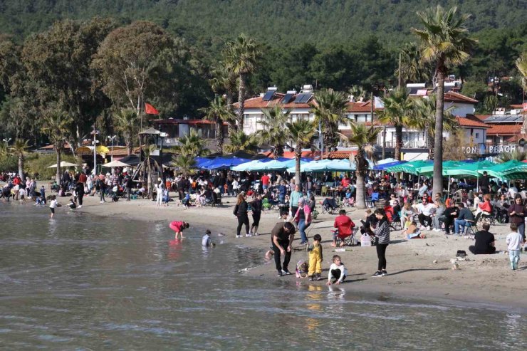 Akyaka’da yazdan kalma gün yaşandı, sahiller doldu taştı