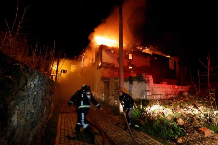 Antalya’da 150 yıllık tarihi ev alev alev yandı, mahalleli sokağa döküldü