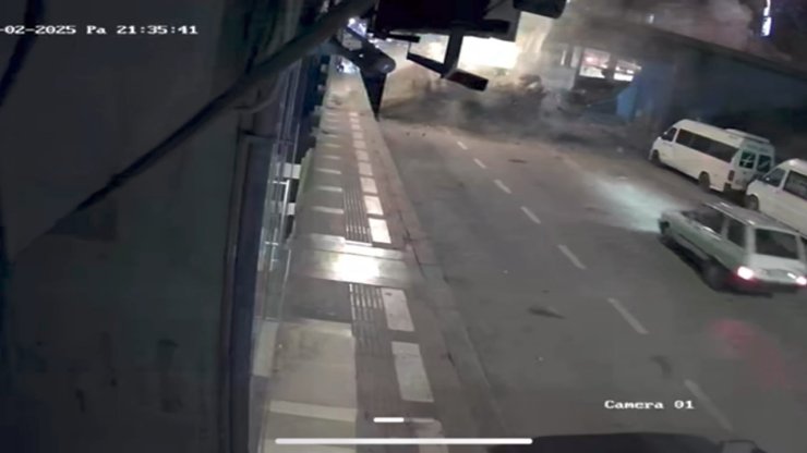 Freni boşalan kamyonun dehşet saçtığı kazada 3 kişi öldü, 26 kişi yaralandı