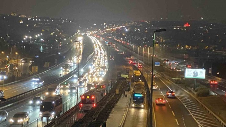 İstanbul’da ara tatilin ardından okulların açılmasıyla sabah trafik yoğunluğu oluştu