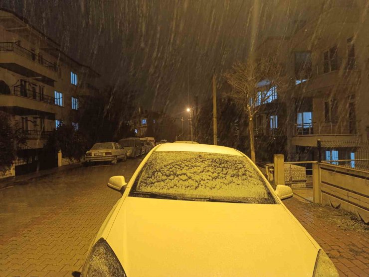 Afyonkarahisar’da beklenen kar yağışı başladı