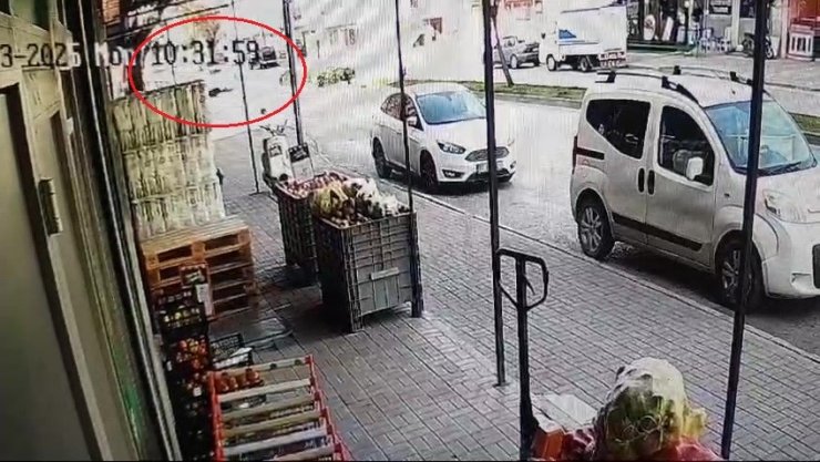 Antalya’da ’U’ dönüşü yapan otomobil, motosiklet ile çarpıştı: 1 yaralı