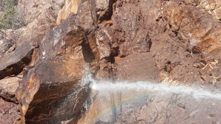 Heyelanlı sahayı itfaiye suyu ile ulaşıma açtılar