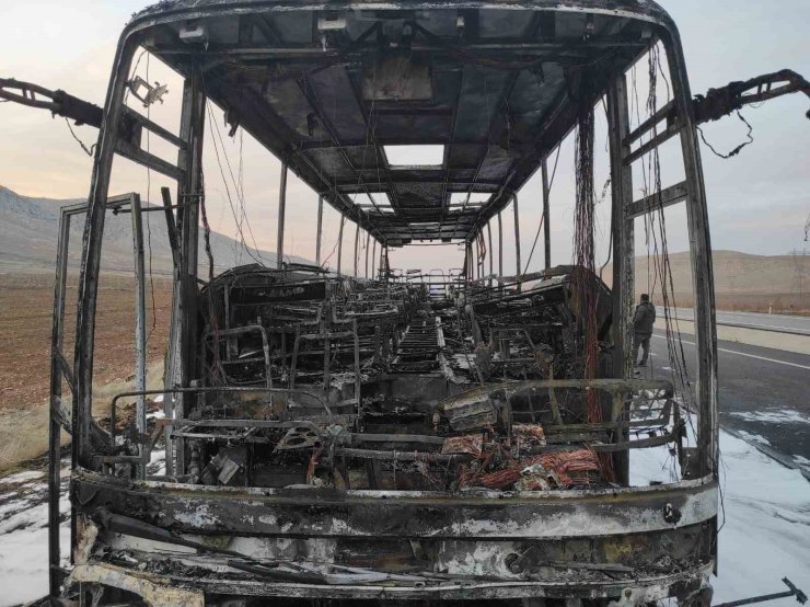 Batman’da seyir halindeki otobüs alev alev yandı