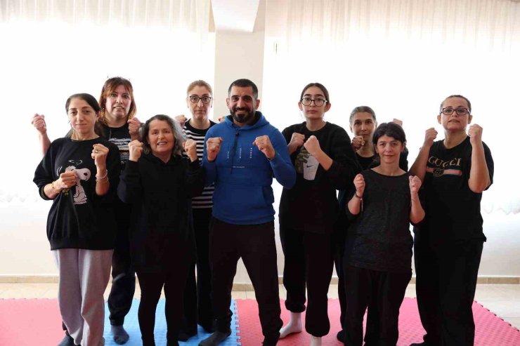 Bayraklılı kadınlar yakın savunma öğreniyor