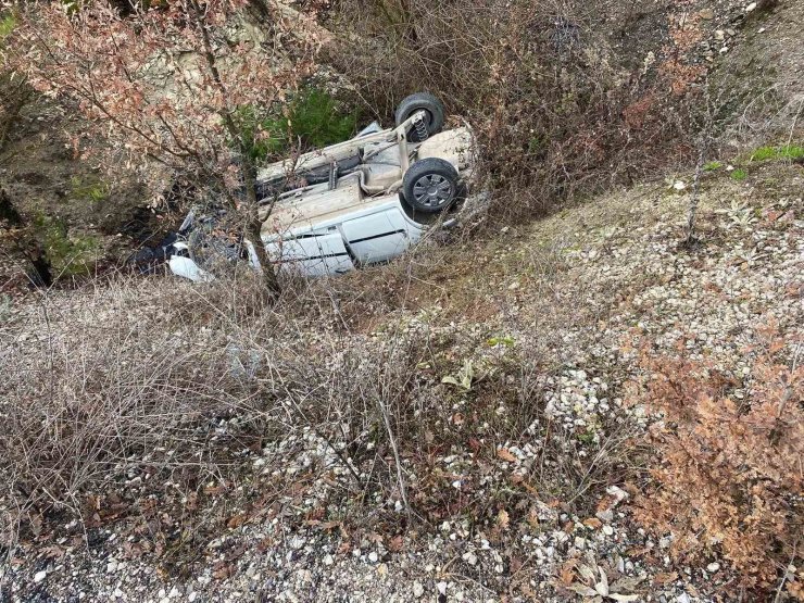 Uçuruma yuvarlayan araçta 3 kişi yaralandı