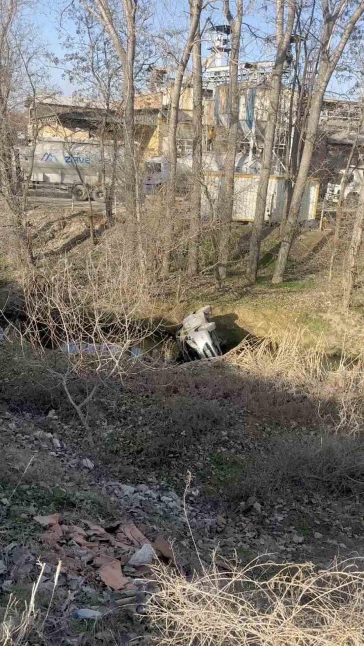 Dereye uçan otomobilin sürücüsü yaralandı
