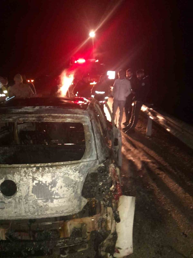 Elazığ’da seyir halindeki araç alev aldı