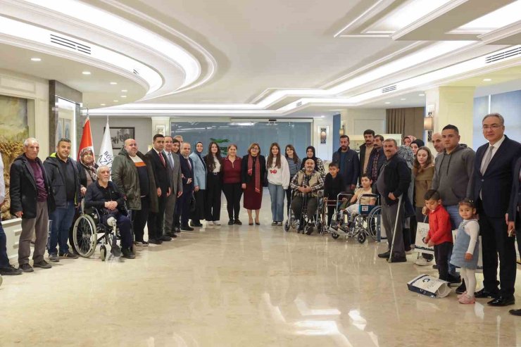 Farklı illerden gelen depremzedelerden Başkan Şahin’e vefa ve teşekkür ziyareti