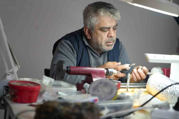 Gramı dolar üzerinden işlem gören kehribarı 20 metrekare atölyesinde özenle işliyor