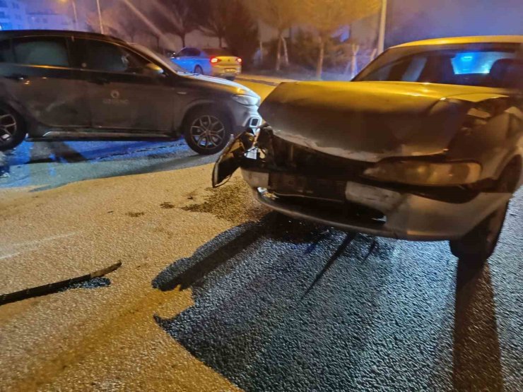 Kavşakta 2 araç çarpıştı: 1 yaralı