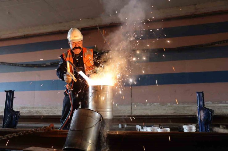 Alikahya tramvay hattında raylar döşeniyor